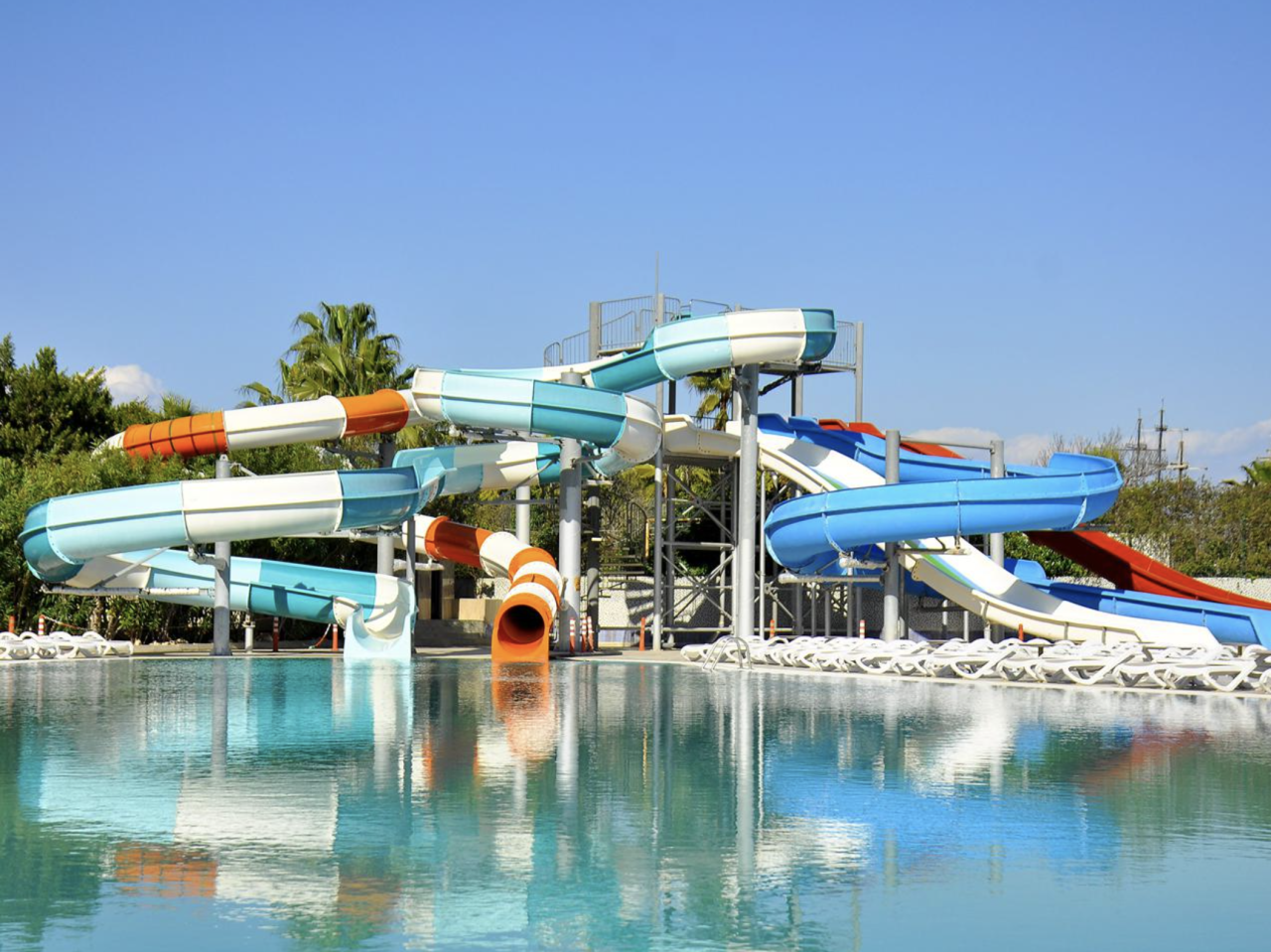 Buitenzwembad met glijbanen van het 5*-Hotel Lake & River Side in Turkije.